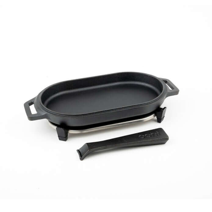Ooni | Cast Iron Sizzler Pan with Removable Handle & Thick Wooden Trivet